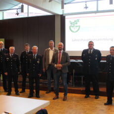 Herbert Ebeling wird für 50jährige Mitgliedschaft in der Ortsfeuerwehr Hoiersdorf geehrt